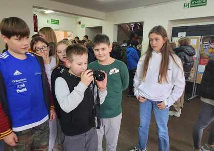 Z aparatem fotograficznym na świetlicy