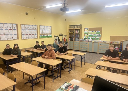 Nocowanie uczniów klasy 8D w szkole