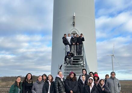 Uczniowie SP3 na farmie wiatrowej